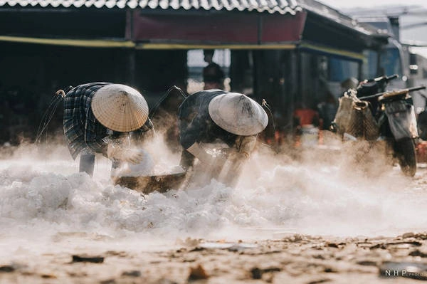 Hơi lạnh của đá bốc lên tạo thành những làn sương bồng bềnh, để khi ánh nắng ban mai xuyên qua tạo nên khung cảnh tuyệt đẹp, bình dị mà nên thơ. Hơi lạnh của đá bốc lên tạo thành những làn sương bồng bềnh, để khi ánh nắng ban mai xuyên qua tạo nên khung cảnh tuyệt đẹp, bình dị mà nên thơ.