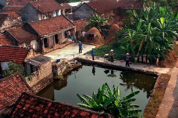 Bên cạnh những bước phát triển mạnh mẽ ở đô thị, Ninh Bình vẫn tồn tại những ngôi làng nhỏ mang nét đồng quê tuyệt đẹp. Ở đó có sự yên bình, giản dị của những con người chân chất. Ảnh: Vũ Đức Phương. Bên cạnh những bước phát triển mạnh mẽ ở đô thị, Ninh Bình vẫn tồn tại những ngôi làng nhỏ mang nét đồng quê tuyệt đẹp. Ở đó có sự yên bình, giản dị của những con người chân chất. Ảnh: Vũ Đức Phương.