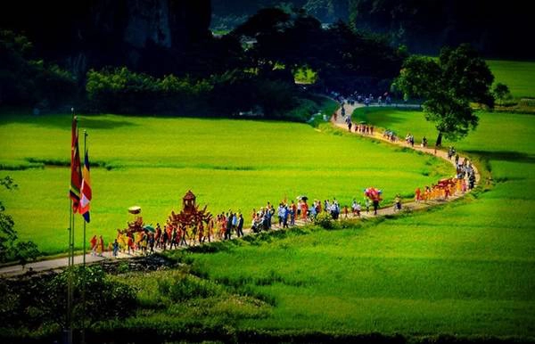 Đoàn người rước kiệu ở lễ hội đền Thái Vi tại Tam Cốc. Ảnh: Quang Đức. Đoàn người rước kiệu ở lễ hội đền Thái Vi tại Tam Cốc. Ảnh: Quang Đức.