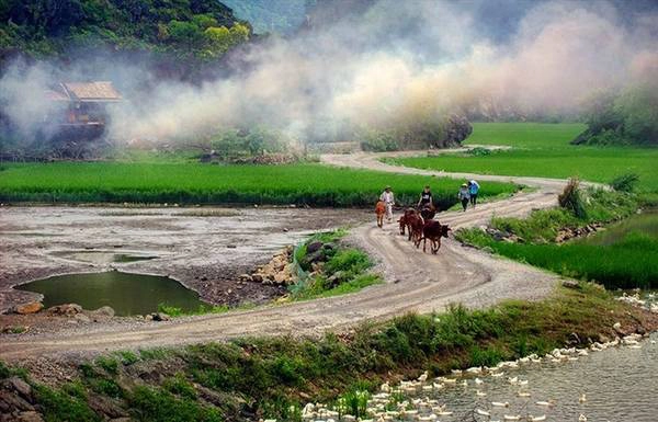 Khói tỏa lam chiều. Ảnh: Lục Hoa. Khói tỏa lam chiều. Ảnh: Lục Hoa.
