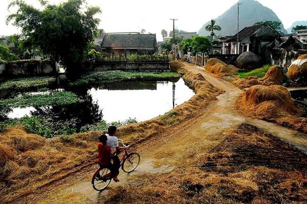 Hơi thở cuộc sống nơi làng quê được thể hiện rõ nét qua từng hoạt động, lao động thường ngày của người dân. Ảnh: Quang Đức. Hơi thở cuộc sống nơi làng quê được thể hiện rõ nét qua từng hoạt động, lao động thường ngày của người dân. Ảnh: Quang Đức.