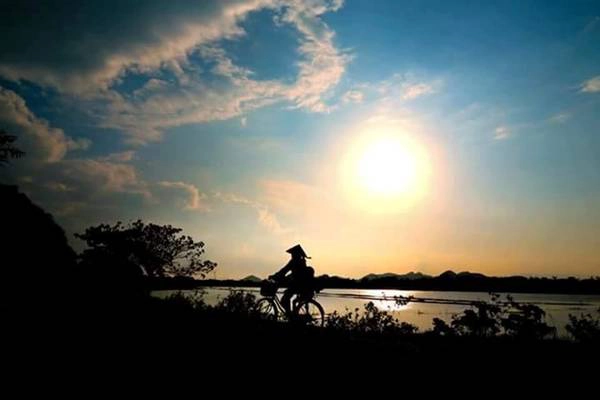 Mẹ đưa con về trong ánh chiều buông. Ảnh: Bùi Ánh Quang. Mẹ đưa con về trong ánh chiều buông. Ảnh: Bùi Ánh Quang.