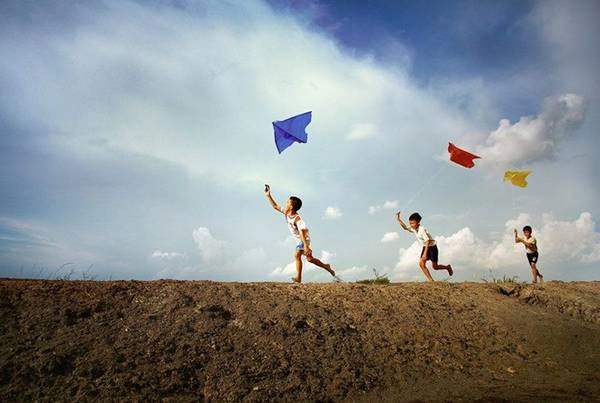 Ai xa quê mà không nhớ một tuổi thơ tung tăng nô đùa, thả diều trên triền đê? Ảnh: Vũ Đăng Khoa. Ai xa quê mà không nhớ một tuổi thơ tung tăng nô đùa, thả diều trên triền đê? Ảnh: Vũ Đăng Khoa.