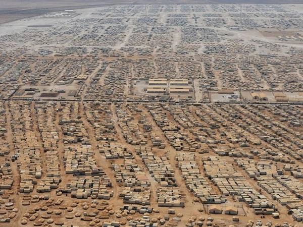 Tại thành phố Mafraq của Jordan có một trại tị nạn dành cho người Syria. Trại tị nạn Zaatari được mở ra lần đầu vào năm 2012, là chốn nương náu cho người Syria chạy trốn khỏi cuộc nội chiến đẫm máu. Tuy nhiên, trại tị nạn đông đúc này đang dần phát triển từ một trại tị nạn tạm thời thành một khu định cư vĩnh viễn.