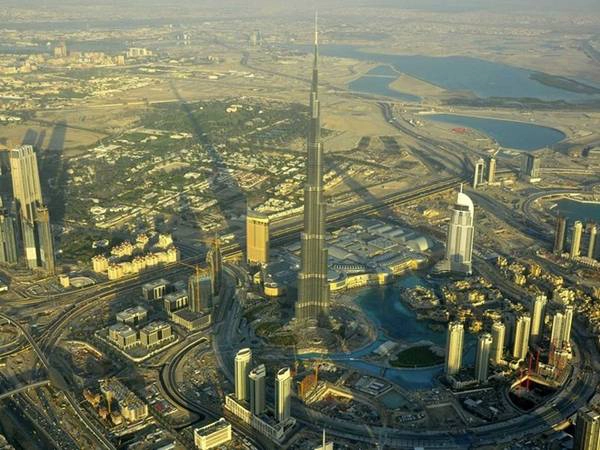 Dưới đây là cấu trúc nhân tạo cao nhất thế giới, tòa tháp Burj Khalifa ở Dubai. Burj Khalifa có chiều cao 2.722 feet (tương đương khoảng 830m)