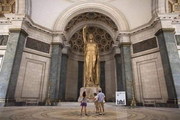 La Estatua de la República, nằm trong tòa nhà El Capitolio, là bức tượng trong nhà lớn thứ 3 thế giới. La Estatua de la República, nằm trong tòa nhà El Capitolio, là bức tượng trong nhà lớn thứ 3 thế giới.