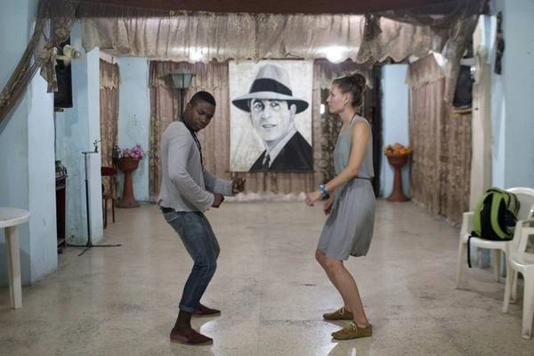 Ariel Dominguez, giáo viên dạy nhảy salsa, hướng dẫn cho một học viên. Ariel Dominguez, giáo viên dạy nhảy salsa, hướng dẫn cho một học viên.