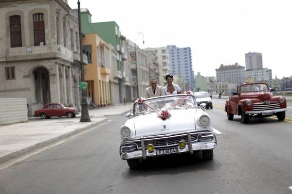 Xe cổ rất phổ biến ở Cuba, chủ yếu từ trước thời lệnh cấm vận có hiệu lực từ năm 1962. Hình ảnh những chiếc xe cổ đầy màu sắc giờ đã trở thành một đặc trưng của Cuba. Xe cổ rất phổ biến ở Cuba, chủ yếu từ trước thời lệnh cấm vận có hiệu lực từ năm 1962. Hình ảnh những chiếc xe cổ đầy màu sắc giờ đã trở thành một đặc trưng của Cuba.
