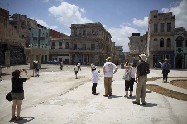 Năm 2015, lễ trưng bày nghệ thuật Havana Biennial lần thứ 12 được tổ chức, thu hút các nghệ sĩ và các nhà quản lý từ khắp nơi trên thế giới. Họ đã cùng đi thăm các con phố ấn tượng của Havana. Năm 2015, lễ trưng bày nghệ thuật Havana Biennial lần thứ 12 được tổ chức, thu hút các nghệ sĩ và các nhà quản lý từ khắp nơi trên thế giới. Họ đã cùng đi thăm các con phố ấn tượng của Havana.