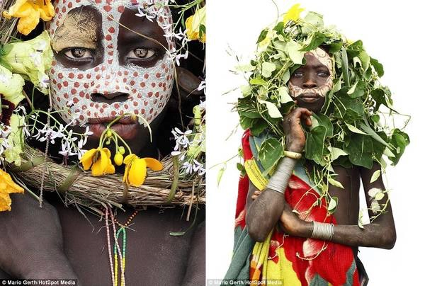Trẻ em của bộ tộc Surma (Ethiopia) vẽ lên mặt bằng màu làm từ thảo dược trộn lẫn đất sét trắng. Trẻ em của bộ tộc Surma (Ethiopia) vẽ lên mặt bằng màu làm từ thảo dược trộn lẫn đất sét trắng.