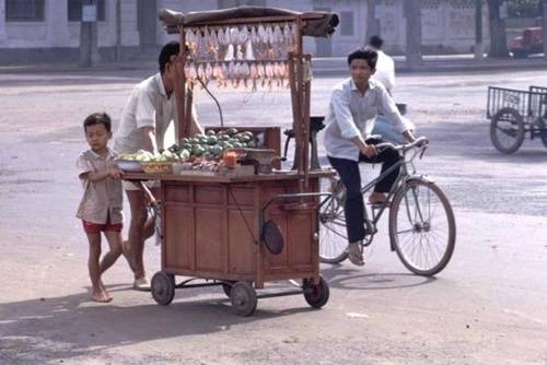 Hàng quán đôi khi chỉ là một chiếc xe đẩy bán mực khô và trái cây...