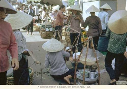 Vừa đứng vừa thưởng thức món bún riêu.