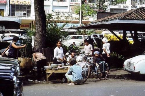 Bán cơm trưa trên Đại Lộ Nguyễn Huệ (1966)