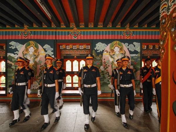 Những người lính sau lễ hạ cờ ở Tashichho Dzong, trung tâm quyền lực của chính phủ Bhutan. Quốc gia này có nền quân chủ chuyên chế tới năm 2008, sau đó chính phủ chuyển sang quân chủ lập hiến. Những người lính sau lễ hạ cờ ở Tashichho Dzong, trung tâm quyền lực của chính phủ Bhutan. Quốc gia này có nền quân chủ chuyên chế tới năm 2008, sau đó chính phủ chuyển sang quân chủ lập hiến.