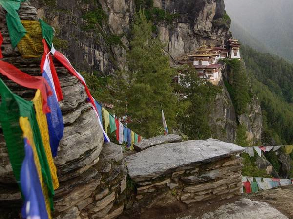 Các lá cờ nguyện treo ở điểm quan sát nhìn ra Taktsang Palphug, tu viện hàng trăm năm tuổi, nơi được coi là biểu tượng quốc gia của Bhutan. Nằm trên vách đá bên thung lũng Paro, ngôi đền cổ này là điểm hành hương cho người Bhutan. Các lá cờ nguyện treo ở điểm quan sát nhìn ra Taktsang Palphug, tu viện hàng trăm năm tuổi, nơi được coi là biểu tượng quốc gia của Bhutan. Nằm trên vách đá bên thung lũng Paro, ngôi đền cổ này là điểm hành hương cho người Bhutan.