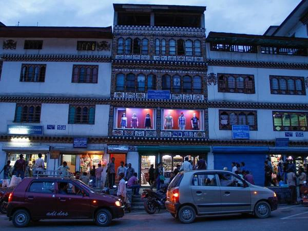 Cửa sổ của các hàng quán ở thủ đô Thimphu bán hàng hóa hiện đại, nhưng kiến trúc nhà vẫn theo kiểu truyền thống. Bhutan vẫn đứng ngoài ảnh hưởng của văn hóa phương Tây cho tới năm 1999, khi tivi và Internet được sử dụng ở quốc gia này. Cửa sổ của các hàng quán ở thủ đô Thimphu bán hàng hóa hiện đại, nhưng kiến trúc nhà vẫn theo kiểu truyền thống. Bhutan vẫn đứng ngoài ảnh hưởng của văn hóa phương Tây cho tới năm 1999, khi tivi và Internet được sử dụng ở quốc gia này.