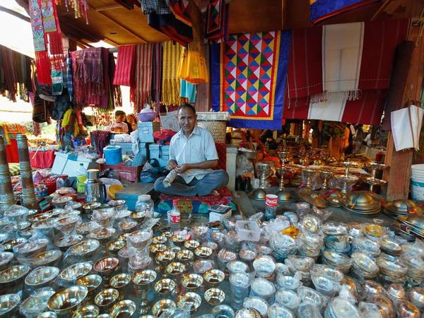 Một gian hàng ở chợ Thimpu. Đồng rupee Ấn Độ được sử dụng rộng rãi ở Bhutan tới năm 1974, khi quốc gia này ban hành đồng tiền riêng - đồng ngultrum. Một gian hàng ở chợ Thimpu. Đồng rupee Ấn Độ được sử dụng rộng rãi ở Bhutan tới năm 1974, khi quốc gia này ban hành đồng tiền riêng - đồng ngultrum.