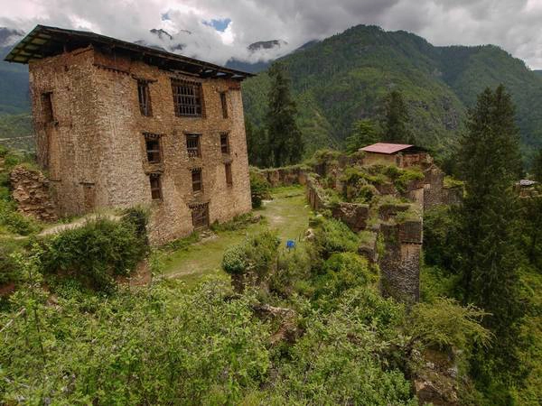 Di tích Drukgyel Dzong, trước đây là một pháo đài và tu viện, nằm giữa những sườn đồi của thị trấn Paro, phía tây Bhutan. Công trình này bị hỏa hoạn phá hủy vào những năm 1950, và giờ là một điểm tham quan du lịch. Di tích Drukgyel Dzong, trước đây là một pháo đài và tu viện, nằm giữa những sườn đồi của thị trấn Paro, phía tây Bhutan. Công trình này bị hỏa hoạn phá hủy vào những năm 1950, và giờ là một điểm tham quan du lịch.