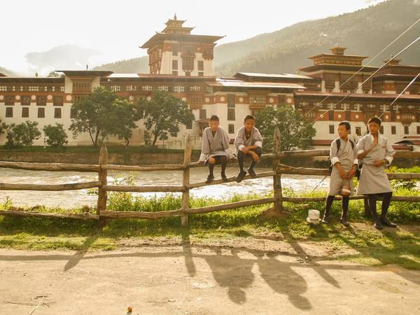 Học sinh ở thị trấn Punukha đang chờ xe bus trước dzong - một kiểu pháo đài kiêm tu viện ở Bhutan. Quốc gia này có khoảng 18 dzong đang hoạt động, dưới vai trò tôn giáo và trung tâm hành chính. Học sinh ở thị trấn Punukha đang chờ xe bus trước dzong - một kiểu pháo đài kiêm tu viện ở Bhutan. Quốc gia này có khoảng 18 dzong đang hoạt động, dưới vai trò tôn giáo và trung tâm hành chính.