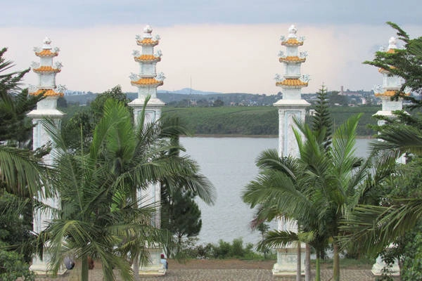 Cổng chùa Hoa Nghiêm nhìn ra hồ Bảo Lâm, bên kia bờ là đồi trà, cà phê xanh tươi - Ảnh: Nguyễn Thiên Đăng Cổng chùa Hoa Nghiêm nhìn ra hồ Bảo Lâm, bên kia bờ là đồi trà, cà phê xanh tươi - Ảnh: Nguyễn Thiên Đăng