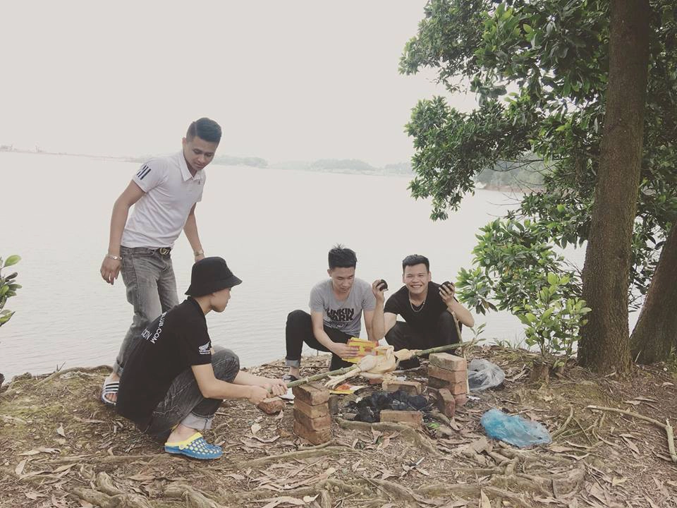 Nướng gà ngay tại bờ hồ (Ảnh: Hiển Vi)