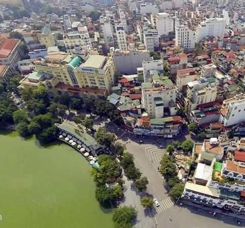 Cách đây khoảng 6 thế kỷ, dựa theo bản đồ thời Hồng Đức thì phần lớn xung quanh kinh thành khi ấy là nước. Hồ Gươm là một phân lưu sông Hồng chảy qua vị trí của các phố ngày nay như Hàng Đào, Hai Bà Trưng, Lý Thường Kiệt, Hàng Chuối, tiếp đó đổ ra nhánh chính của sông Hồng. Nơi rộng nhất phân lưu này hình thành nên hồ Hoàn Kiếm hiện nay.