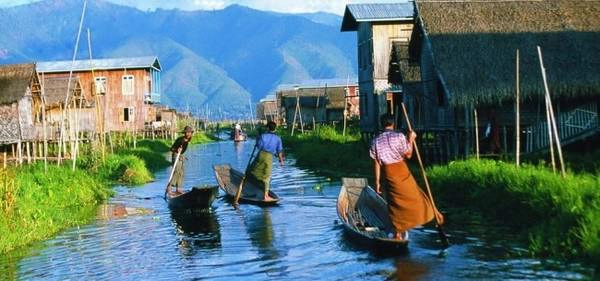 Khung cảnh yên lặng tới thanh bình của người dân ven hồ. Khung cảnh yên lặng tới thanh bình của người dân ven hồ.