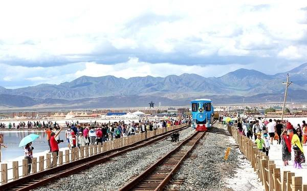  Du khách có thể lựa chọn đi bộ hoặc ngồi tàu hỏa. Giá vé tàu hỏa là 50 tệ (khoảng 170.000 đồng) nhưng phải xếp hàng chờ đến lượt rất lâu. Do vậy, tôi chọn cách đi bộ để tiết kiệm thời gian, lại có thể vừa đi vừa chụp ảnh phong cảnh. Ảnh: ESCN.
