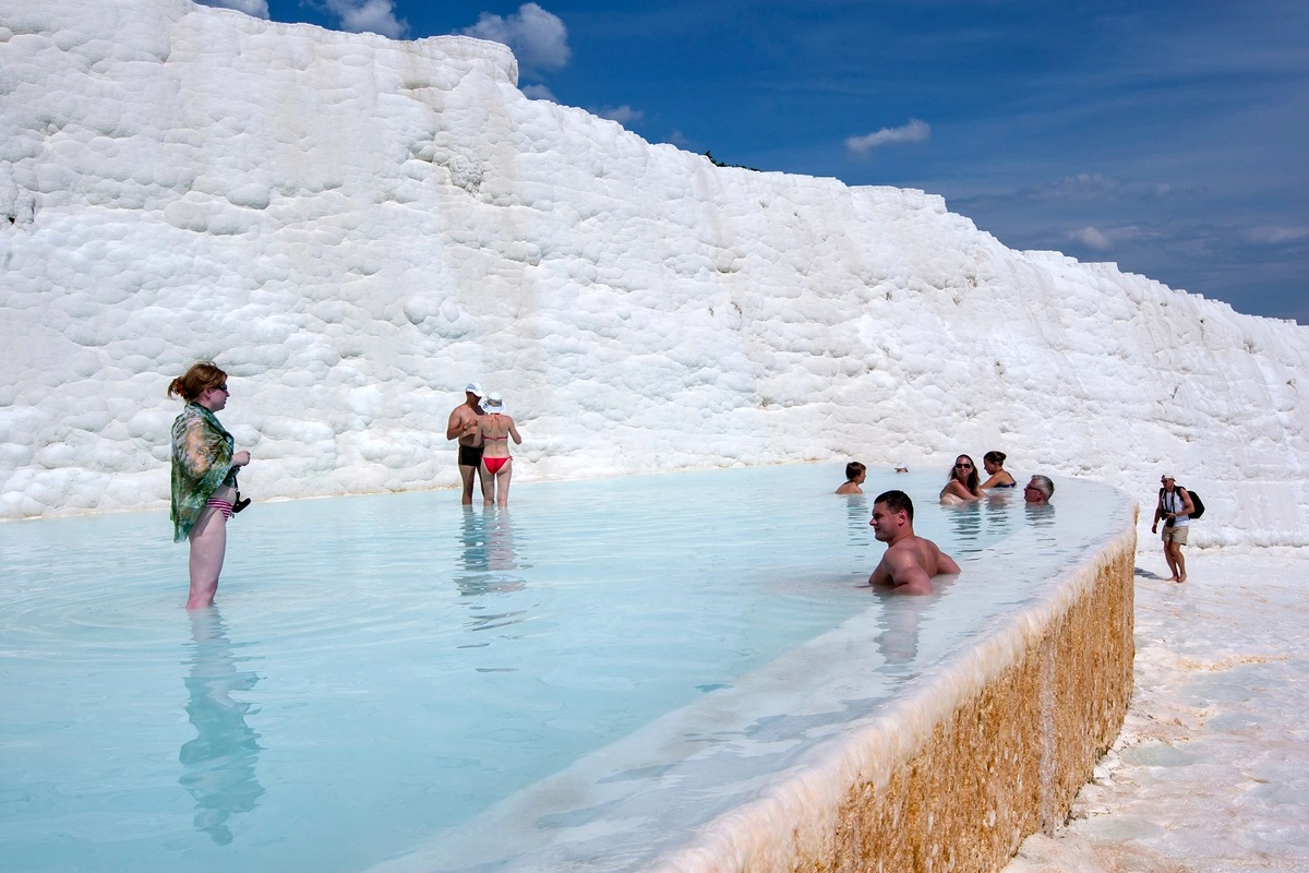 Cho đến những năm 1980, Pamukkale là điểm đến phổ biến với du khách trong nước. Vì vậy, chính quyền địa phương bắt đầu tiếp thị và phát triển nơi đây như trung tâm chăm sóc sức khỏe, thu hút khách quốc tế. Các nhà nghỉ xung quanh được phá bỏ để khu vực thoáng đãng hơn. Các con đường lên dốc được khai thác thành hồ bơi để du khách đi bộ và ngâm mình.