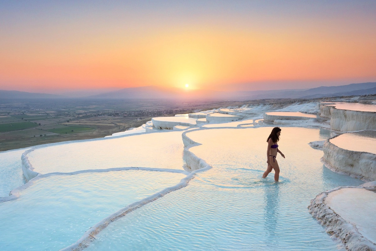 Pamukkale nằm ở vùng Aegean nhưng cách xa biển. Những ngọn núi ở khu vực này đón gió từ biển nên có mùa đông ôn hòa. Vào tháng giêng và tháng hai đôi khi trời nắng và dễ chịu, nhưng chủ yếu là có mưa và tuyết. Thời điểm đẹp nhất để đến đây là mùa xuân, tháng 3 - 5 và mùa thu, tháng 9 - 11. Ảnh: Alamy.