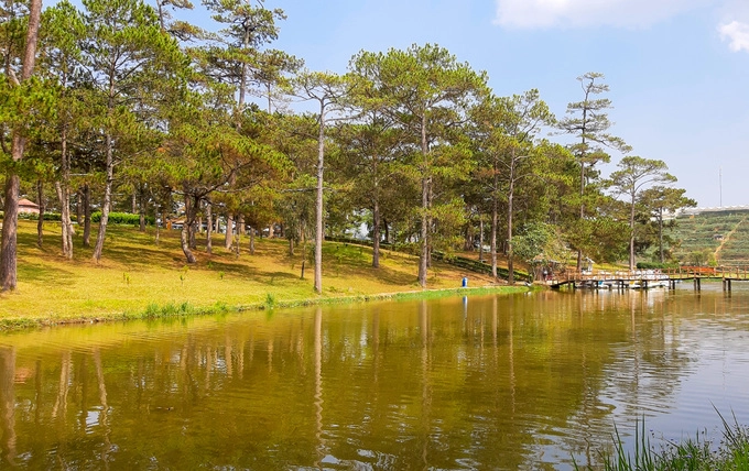 Ban đầu, hồ có tên là “Lac des Soupirs”, trong đó “lac” là hồ, còn “soupirs” là tiếng gió thổi trong rừng.  Năm 1956, hồ được đổi tên thành Than Thở. Sau năm 1975, hồ lại đổi tên thành Sương Mai, nhưng người dân Đà Lạt mỗi khi nhắc đến nơi đây đều gọi là hồ Than Thở. Nên sau đó hồ được khôi phục tên cũ vào năm 1990.