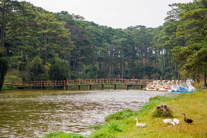 Vùng hồ Than Thở còn gắn liền với truyền thuyết về chuyện tình của Hoàng Tùng và Mai Nương vào thế kỷ 18. Trước khi chia tay để chàng trai lên đường tham gia đánh giặc, cả hai rủ nhau ra hồ hẹn thề đến mùa xuân sẽ đem tin thắng trận trở về. Ở nhà, Mai Nương được tin người yêu tử trận nên nàng đã tự vẫn. Nhưng chàng không chết, khi về thì người yêu đã mất, nên đã gieo mình xuống hồ nước chết theo nàng. Cảm thương đôi trai gái bạc mệnh, rừng thông rì rầm khúc nhạc bi ai. Từ đó hồ có tên là Than Thở cho đến ngày nay.