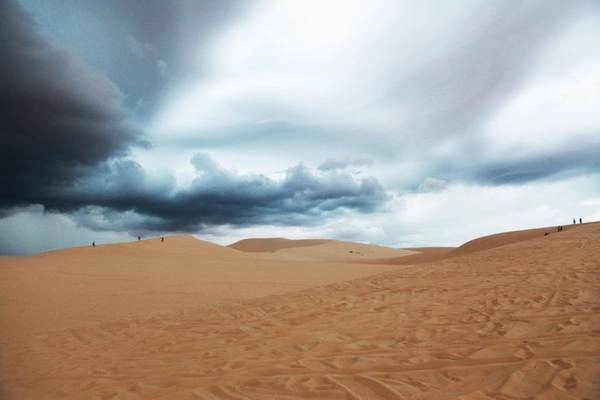 Không những được thiên nhiên ưu đãi sở hữu những bờ biển dài và đẹp, Phan Thiết còn nổi tiếng với những cồn cát tuyệt đẹp, khiến không ít người phải trầm trồ. Ảnh: Tuấn Đào. pt3