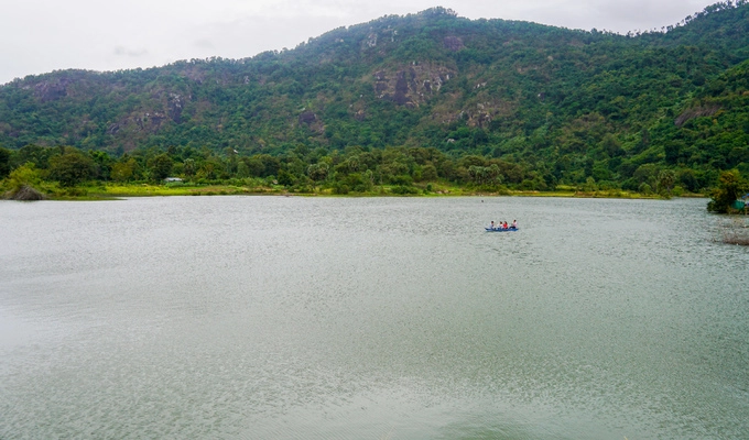 Hồ Ô Thum (xã Ô Lâm, huyện Tri Tôn, An Giang) được hình thành khoảng chục năm trước với mục đích ngăn nước để sản xuất nông nghiệp. Hồ nằm về hướng tây của núi Cô Tô và hướng đông của đồi Tức Dụp.  Hồ có diện tích không lớn nhưng cảnh quan hữu tình, mặt nước phẳng lặng, xanh biếc. Vài năm gần đây, nơi này trở thành điểm du lịch mới nổi của vùng Bảy Núi.