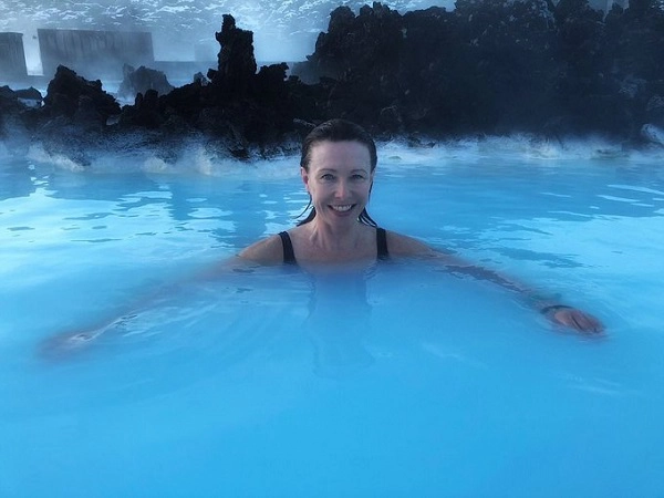 Blue Lagoon cách sân bay quốc tế Keflavik 20 km và cách thủ đô Reykjavik 39 km. Nguồn nước ở đây được cung cấp từ một nhà máy địa nhiệt Svartsengi và được bơm thay hai ngày một lần. Ảnh: Kay Burley. Blue Lagoon cách sân bay quốc tế Keflavik 20 km và cách thủ đô Reykjavik 39 km. Nguồn nước ở đây được cung cấp từ một nhà máy địa nhiệt Svartsengi và được bơm thay hai ngày một lần. Ảnh: Kay Burley.