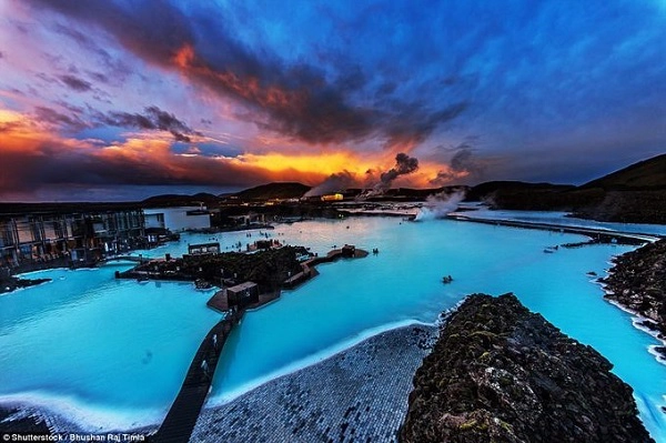Nước ở Blue Lagoon nóng lên tự nhiên do dòng dung nham ngầm chảy dưới lòng đất, rất giàu khoáng chất như silicat và lưu huỳnh nên tắm ở đây có thể giúp con người tránh được một số bệnh ngoài da. Ảnh: Shutterstock. Nước ở Blue Lagoon nóng lên tự nhiên do dòng dung nham ngầm chảy dưới lòng đất, rất giàu khoáng chất như silicat và lưu huỳnh nên tắm ở đây có thể giúp con người tránh được một số bệnh ngoài da. Ảnh: Shutterstock.