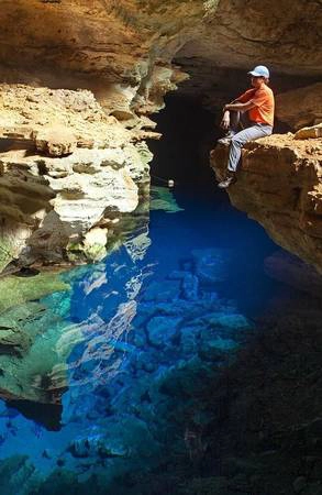 Hồ nước kỳ diệu này nằm dưới đáy hang Poço Azul, Công viên Quốc gia Chapada Diamantina của Brazil, cách mặt đất khoảng 16 m, được phát hiện bởi một người đi tìm kim cương vào năm 1920. ho-nuoc-tang-hinh-o-brazil-ivivu-1