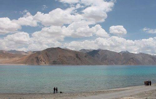 Màu xanh dương đặc biệt của nước hồ Pangong. ho-pangong-ve-dep-me-hoac-mang-sac-mau-ton-giao-ivivu-1