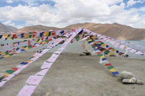 Dải cờ phướn rực rỡ sắc màu nằm bên hồ Pangong. ho-pangong-ve-dep-me-hoac-mang-sac-mau-ton-giao-ivivu-2