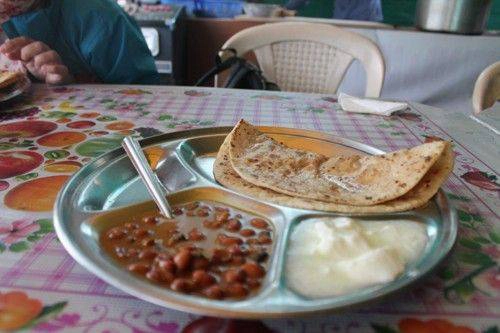 Một suất ăn đơn giản trong quán ăn bên hồ Pangong gồm đậu, bánh chapati và sữa chua. ho-pangong-ve-dep-me-hoac-mang-sac-mau-ton-giao-ivivu-3