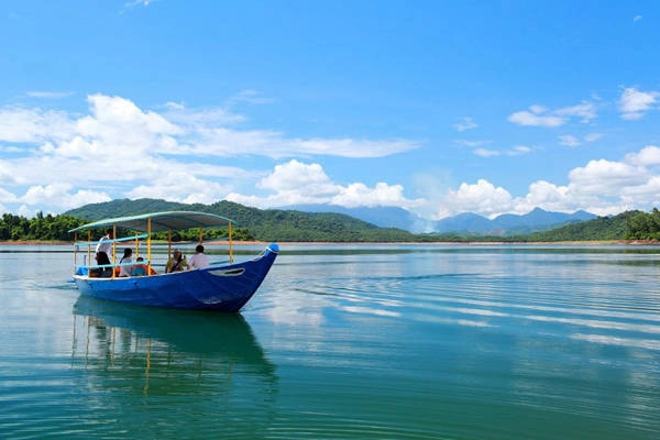  Du lịch hồ Phú Ninh dành cho những người yêu thích sự yên tĩnh, nhẹ nhàng, rời khỏi chốn phồn hoa đô thị trong vài ngày. Ảnh: phuninhlake