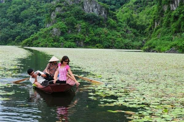 Trôi trên mặt nước vòng quanh Hồ Quan Sơn. (Ảnh: Internet) Trôi trên mặt nước vòng quanh Hồ Quan Sơn. (Ảnh: Internet)