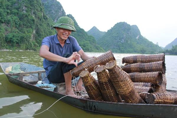 Người dân đặt vó bẫy tôm lúc xế chiều. (Ảnh: Internet) Người dân đặt vó bẫy tôm lúc xế chiều. (Ảnh: Internet)