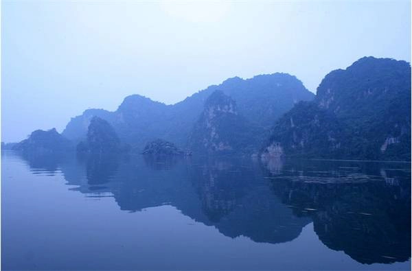 Vẻ đẹp non nước tại Hồ Quan Sơn khiến nhiều người "ngơ ngẩn". (Ảnh: Internet) Vẻ đẹp non nước tại Hồ Quan Sơn khiến nhiều người "ngơ ngẩn". (Ảnh: Internet)