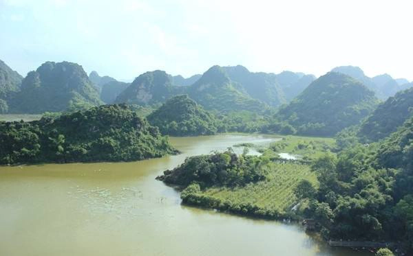 Trông xa, Hồ Quan Sơn đẹp như một bức tranh sơn thuỷ hữu tình. (Ảnh: Internet) Trông xa, Hồ Quan Sơn đẹp như một bức tranh sơn thuỷ hữu tình. (Ảnh: Internet)