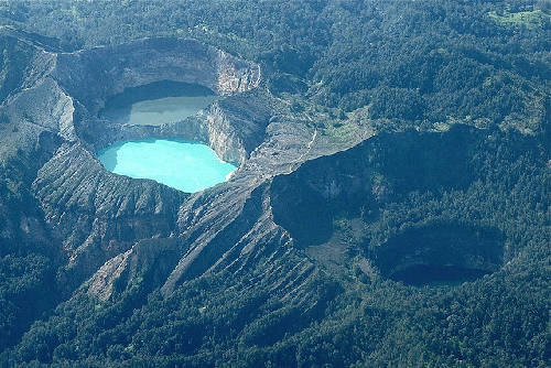 Hồ 3 màu ở Indonesia