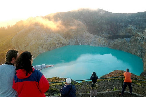 hồ 3 màu ở Indonesia