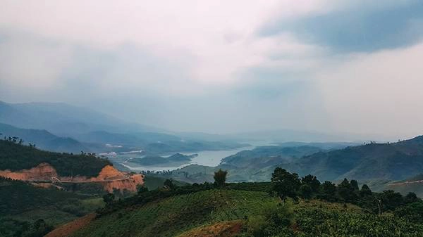 Hồ Tà Đùng vốn là một vùng thung lũng bên núi Tà Đùng, thuộc xã Đắk Som, huyện Đắk G'long, tỉnh Đắk Nông. Như một mặt gương xanh biếc nổi bật giữa núi rừng Tây Nguyên hoang sơ, nơi đây khiến biết bao du khách đắm say khi đặt chân đến. Nhiều người còn đặt biệt danh cho hồ Tà Đùng là “vịnh Hạ Long của Tây Nguyên”. Hồ Tà Đùng vốn là một vùng thung lũng bên núi Tà Đùng, thuộc xã Đắk Som, huyện Đắk G'long, tỉnh Đắk Nông. Như một mặt gương xanh biếc nổi bật giữa núi rừng Tây Nguyên hoang sơ, nơi đây khiến biết bao du khách đắm say khi đặt chân đến. Nhiều người còn đặt biệt danh cho hồ Tà Đùng là “vịnh Hạ Long của Tây Nguyên”.