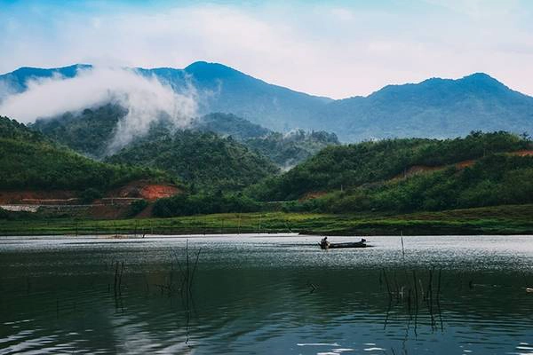Nên thơ, quyến rũ, Tà Đùng khiến người ta mê mẩn khi cảnh đẹp thiên nhiên hòa quyện vào nhau. Nên thơ, quyến rũ, Tà Đùng khiến người ta mê mẩn khi cảnh đẹp thiên nhiên hòa quyện vào nhau.