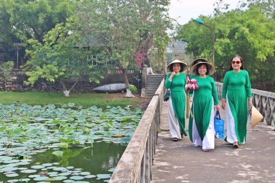 Đi dạo bên hồ. Ảnh: Báo Lao động.